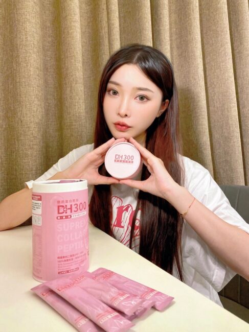 DH300膠原蛋白胜肽-韓國獨家專利二胜肽✨100%魚類來源🐟膠原蛋白胜肽，PO˙OG含量高達50%❗️❗️✅透明公開膠原蛋白分子量300Da🤩✅日本Oricera®玄米神經醯胺，10%高濃度，每包12mg足量添加✅膠原合成關鍵▶️93%高濃度天然維生素C，告別化學合成，100%天然非基改✅穀胱甘肽益生菌-透亮光采，兼具抗氧化作用✅山竹果抽取物淡淡檸檬清新風味，告別膠原蛋白動物腥味！無香料、無色素，每包只有15.4卡，輕卡無負擔！青春美麗多感合一，綻放你的女神光
