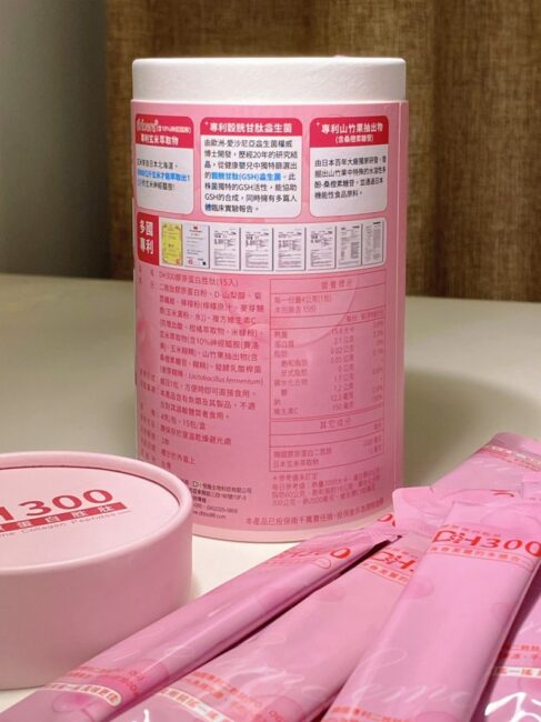 DH300膠原蛋白胜肽-韓國獨家專利二胜肽✨100%魚類來源🐟膠原蛋白胜肽，PO˙OG含量高達50%❗️❗️✅透明公開膠原蛋白分子量300Da🤩✅日本Oricera®玄米神經醯胺，10%高濃度，每包12mg足量添加✅膠原合成關鍵▶️93%高濃度天然維生素C，告別化學合成，100%天然非基改✅穀胱甘肽益生菌-透亮光采，兼具抗氧化作用✅山竹果抽取物淡淡檸檬清新風味，告別膠原蛋白動物腥味！無香料、無色素，每包只有15.4卡，輕卡無負擔！青春美麗多感合一，綻放你的女神光