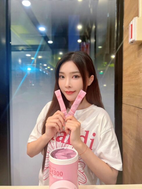 DH300膠原蛋白胜肽-韓國獨家專利二胜肽✨100%魚類來源🐟膠原蛋白胜肽，PO˙OG含量高達50%❗️❗️✅透明公開膠原蛋白分子量300Da🤩✅日本Oricera®玄米神經醯胺，10%高濃度，每包12mg足量添加✅膠原合成關鍵▶️93%高濃度天然維生素C，告別化學合成，100%天然非基改✅穀胱甘肽益生菌-透亮光采，兼具抗氧化作用✅山竹果抽取物淡淡檸檬清新風味，告別膠原蛋白動物腥味！無香料、無色素，每包只有15.4卡，輕卡無負擔！青春美麗多感合一，綻放你的女神光