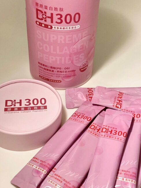 DH300膠原蛋白胜肽-韓國獨家專利二胜肽✨100%魚類來源🐟膠原蛋白胜肽，PO˙OG含量高達50%❗️❗️✅透明公開膠原蛋白分子量300Da🤩✅日本Oricera®玄米神經醯胺，10%高濃度，每包12mg足量添加✅膠原合成關鍵▶️93%高濃度天然維生素C，告別化學合成，100%天然非基改✅穀胱甘肽益生菌-透亮光采，兼具抗氧化作用✅山竹果抽取物淡淡檸檬清新風味，告別膠原蛋白動物腥味！無香料、無色素，每包只有15.4卡，輕卡無負擔！青春美麗多感合一，綻放你的女神光