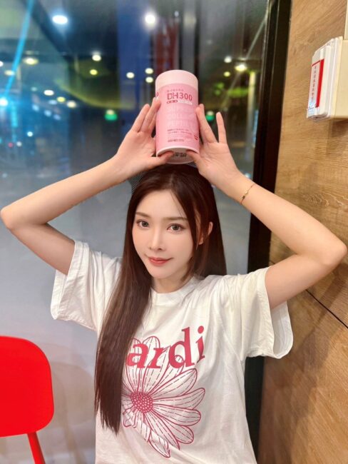 DH300膠原蛋白胜肽-韓國獨家專利二胜肽✨100%魚類來源🐟膠原蛋白胜肽，PO˙OG含量高達50%❗️❗️✅透明公開膠原蛋白分子量300Da🤩✅日本Oricera®玄米神經醯胺，10%高濃度，每包12mg足量添加✅膠原合成關鍵▶️93%高濃度天然維生素C，告別化學合成，100%天然非基改✅穀胱甘肽益生菌-透亮光采，兼具抗氧化作用✅山竹果抽取物淡淡檸檬清新風味，告別膠原蛋白動物腥味！無香料、無色素，每包只有15.4卡，輕卡無負擔！青春美麗多感合一，綻放你的女神光